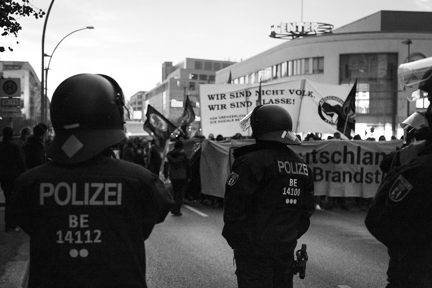 Polizei Stuttgart: Schutz für Rechte, Prügel für Sanitäter:innen