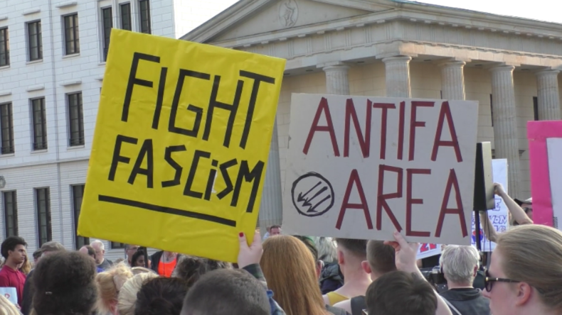 Berlin: Hunderte zeigen Solidarität mit den Antifaschist*innen in Charlottesville [mit Video]