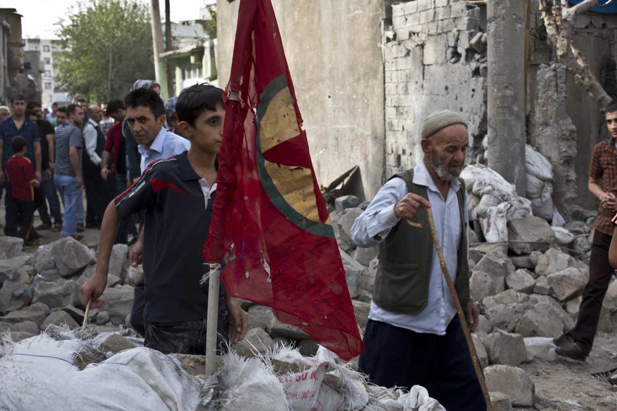 Trauer und Wut: Massaker in belagerter Stadt Cizîr