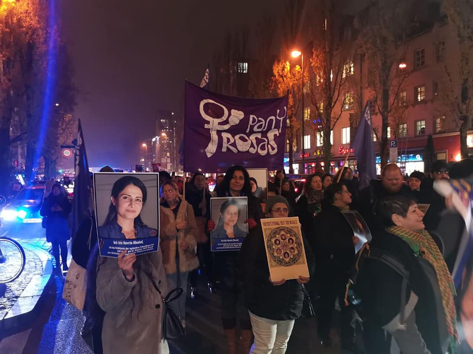 Brot und Rosen am Internationalen Tag gegen Gewalt an Frauen* auf der Straße