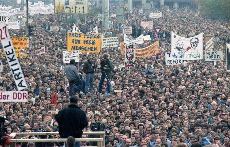 30 Jahre Mauerfall: Warum brauchen wir heute umso mehr den Sozialismus?