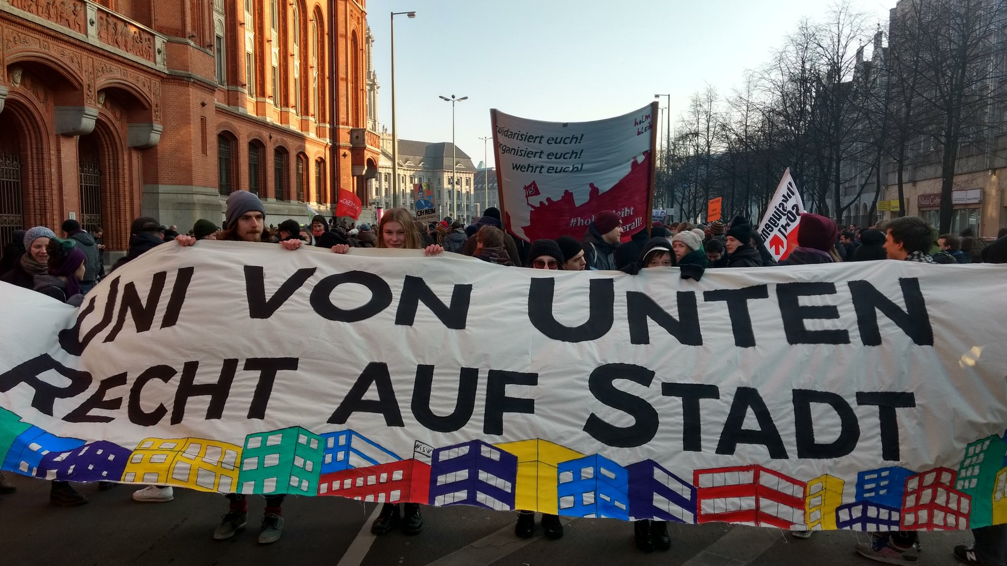 1500 protestieren gegen hohe Mieten und die Entlassung Andrej Holms