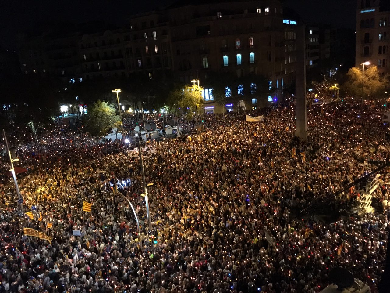 Katalonien: Hunderttausende gegen die Verhaftung von Anführern der Unabhängigkeitsbewegung