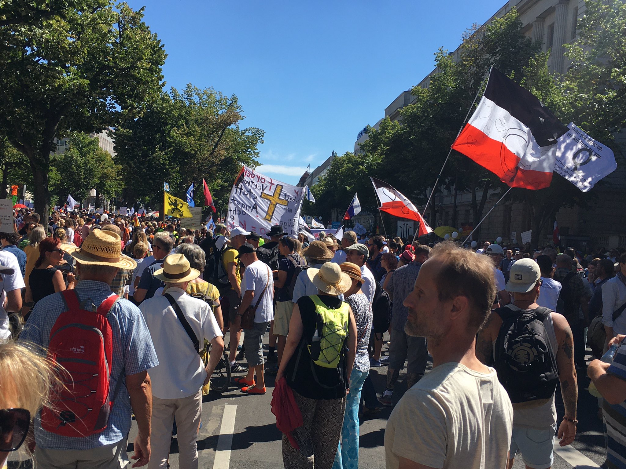 20.000 bei verschwörungs­theoretischer Demonstration in Berlin