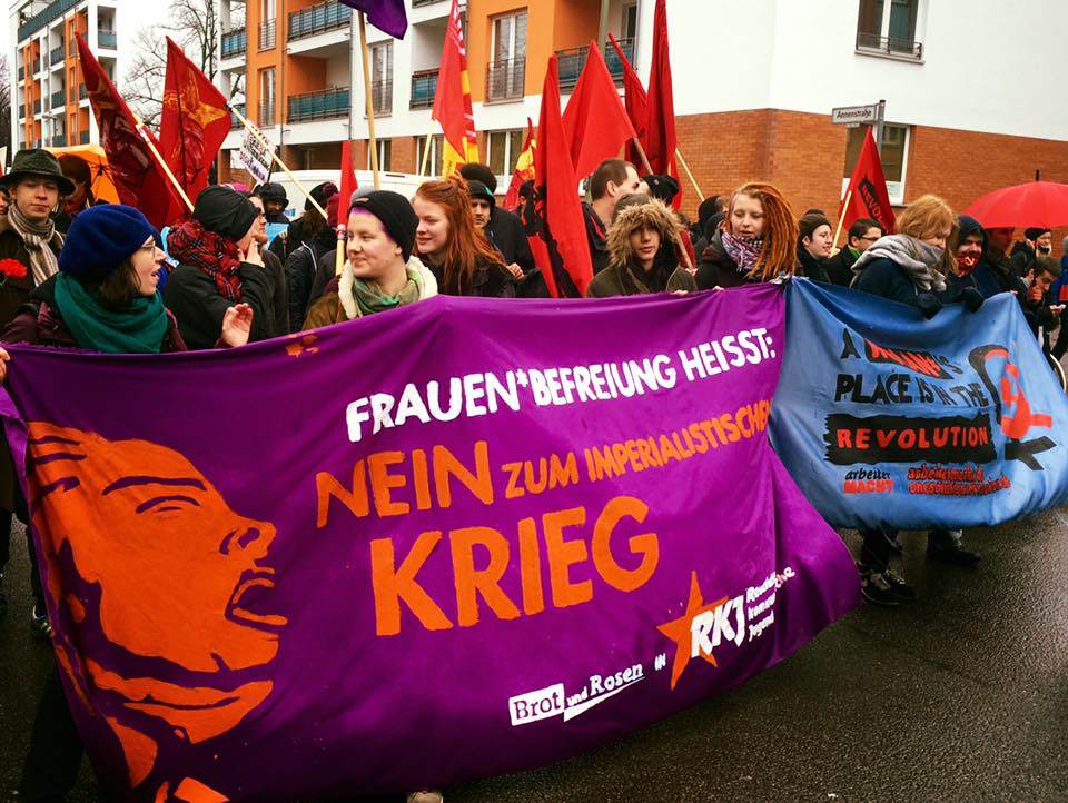 Frauen*kampftag in Berlin: Feminist*innen trotzen dem Regen