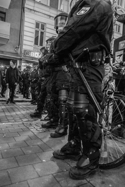 Debatte: Welche Haltung nehmen RevolutionärInnen zur Polizei ein?