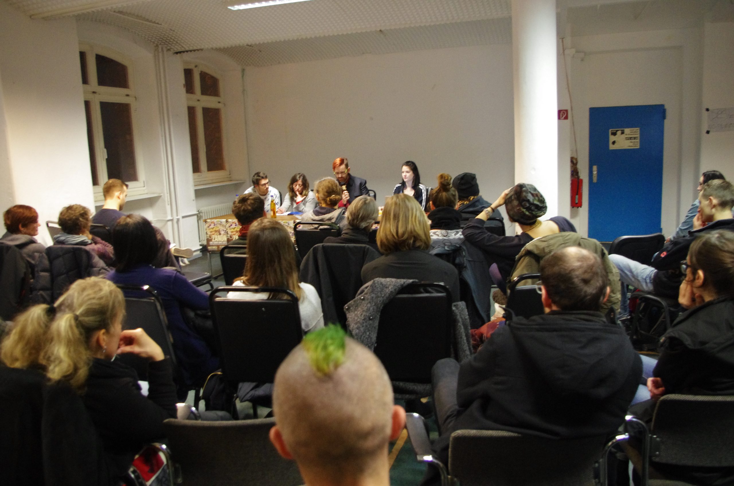 Fast 100 Menschen diskutieren in Berlin über die besetzte Fabrik Zanon