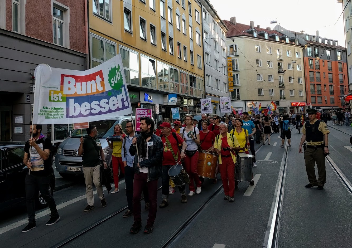 München: Bis zu 1.000 Menschen auf der Straße gegen Homo-, Inter- und Transphobie [mit Videos und Bildern]
