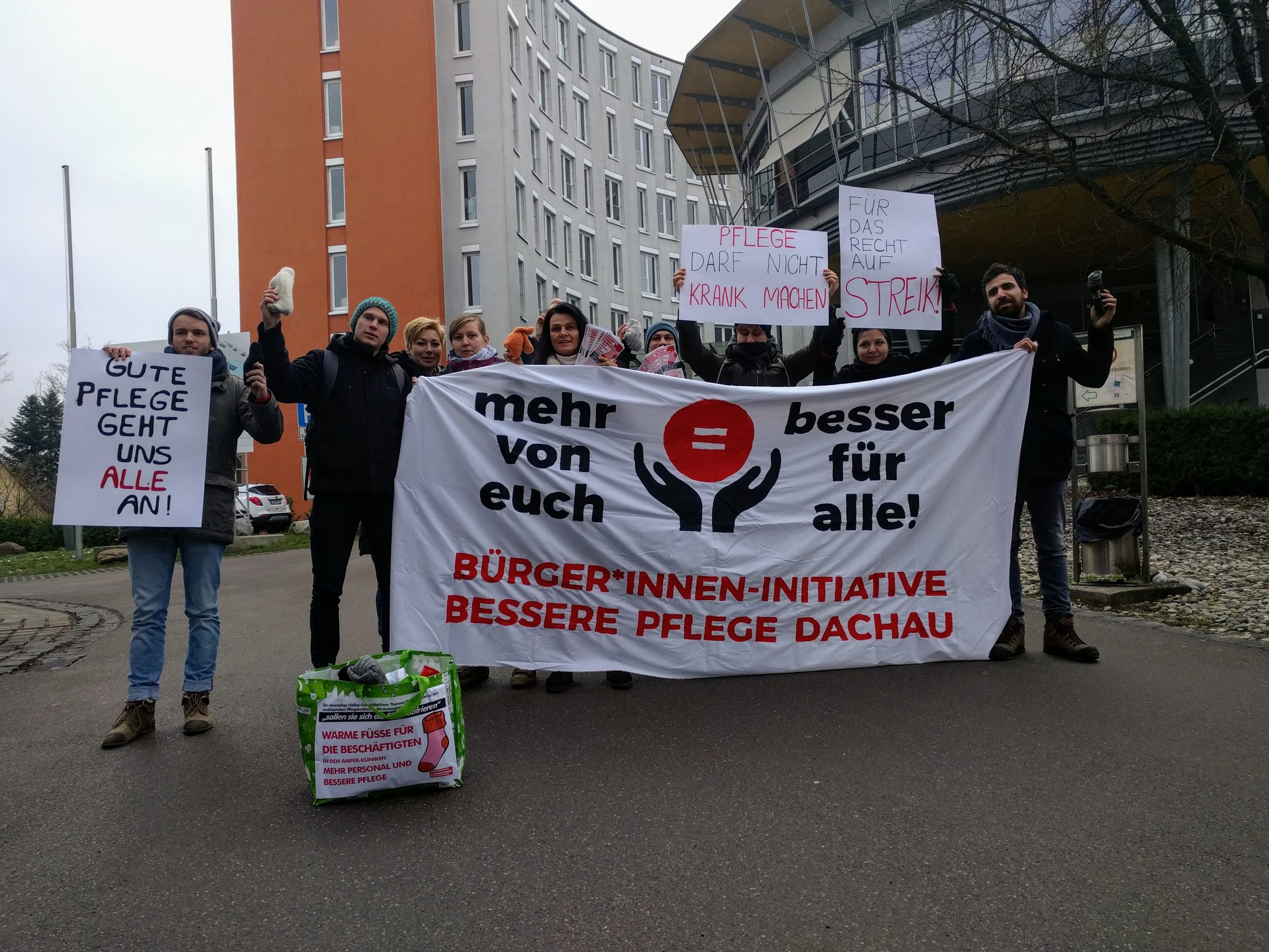 Mehr von euch ist besser für alle: Solidarität vor dem Helios-Amper-Klinikum Dachau