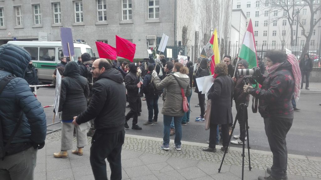 Iranische Aktivist*innen protestieren gegen den Empfang der iranischen Botschaft