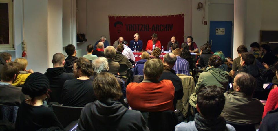 75 Menschen auf der Podiumsdiskussion über Trotzkis Faschismusanalyse