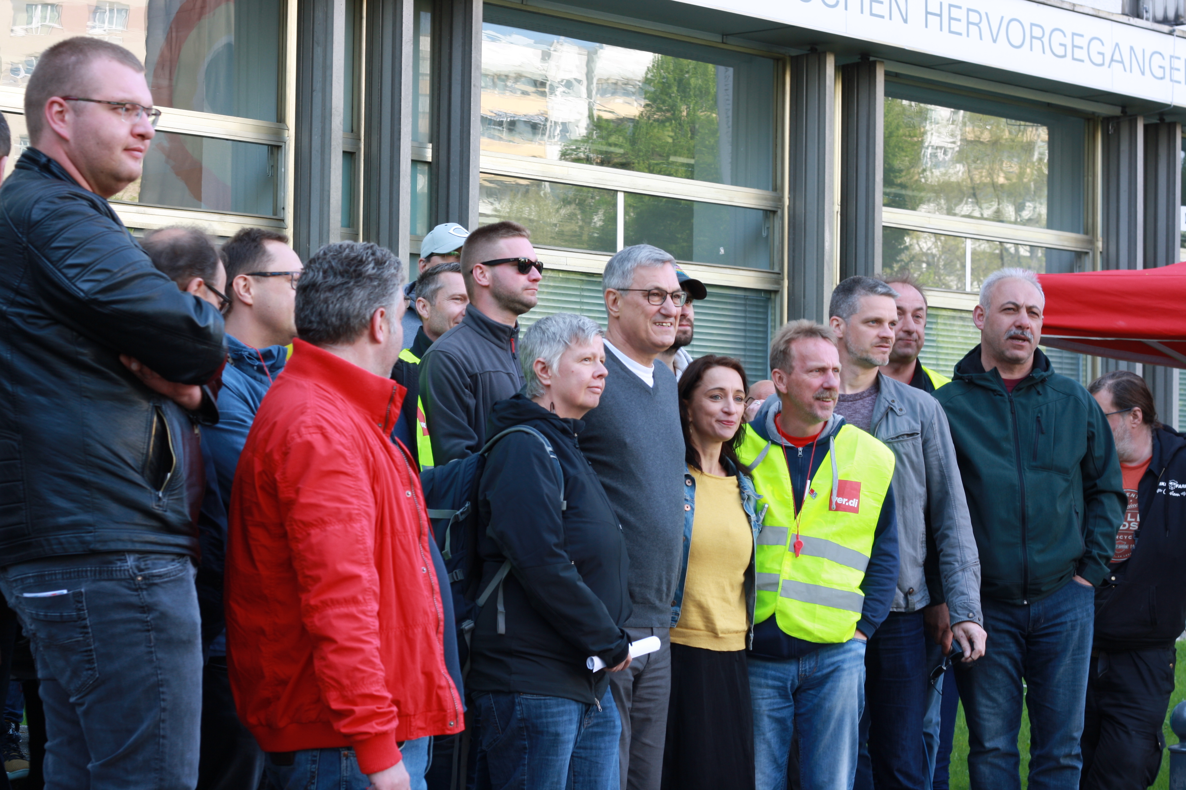 Bernd Riexinger gemeinsam mit Streikenden der VSG
