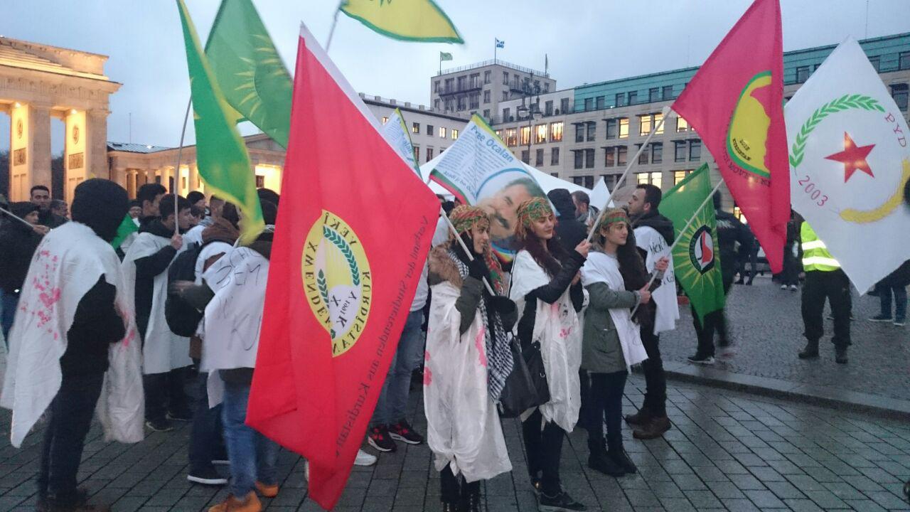 „Merkel finanziert, Erdogan bombardiert!“