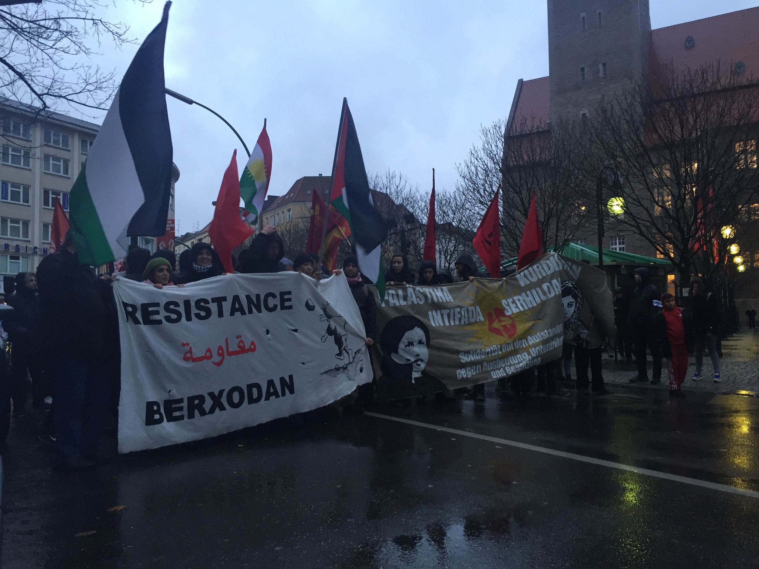 Berlin: Hunderte solidarisieren sich mit Palästina und Kurdistan!