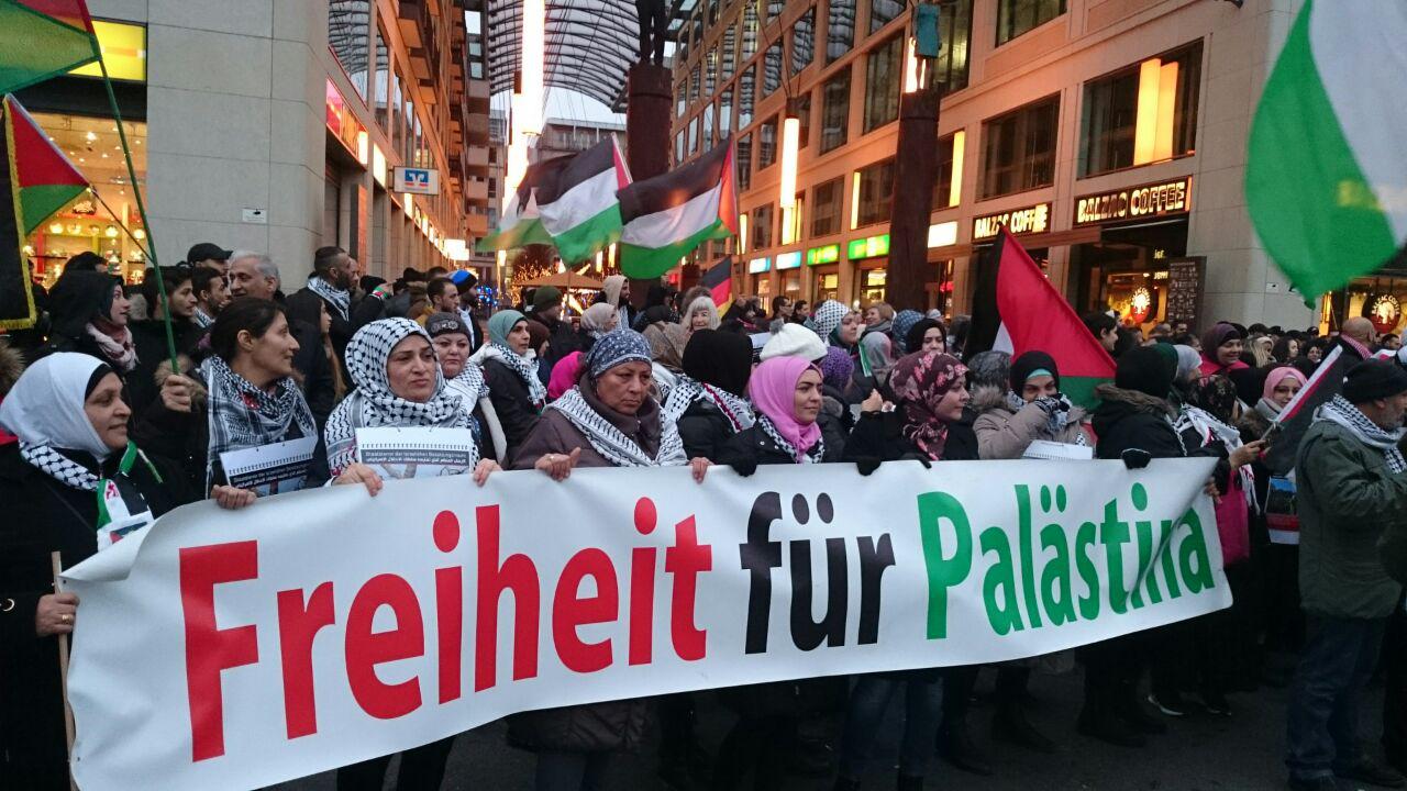 Berlin: 400 Menschen gehen weiterhin für die Freiheit Palästinas auf die Straße