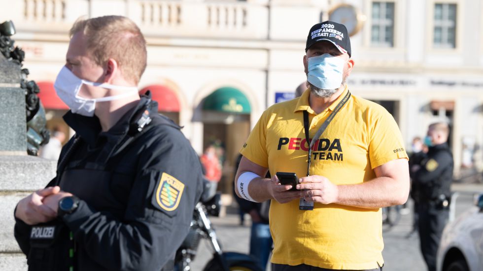 Pegida demonstriert an Hitler-Geburtstag. Versammlungsfreiheit für Rechte von Geflüchteten bleibt beschränkt