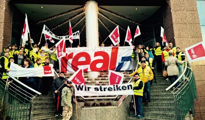 Tausende streiken gegen 400 Millionen-Einsparung bei Real