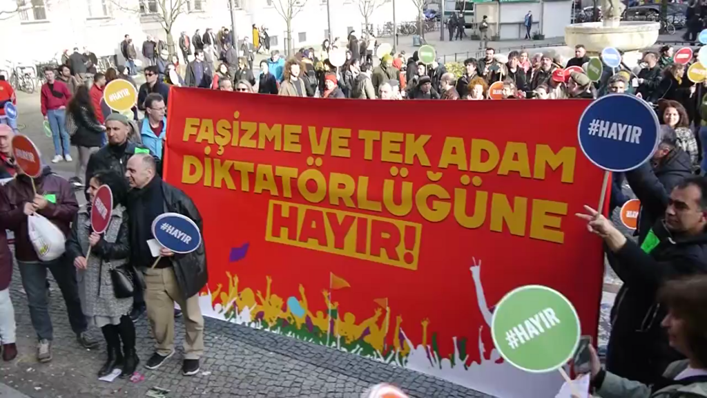 [Video] Kundgebung gegen die Verfassungsreform in der Türkei