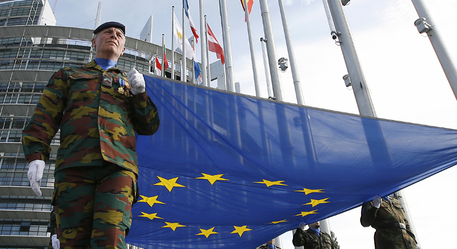 Merkels letztes Aufgebot: Mit Macron zur europäischen Armee?