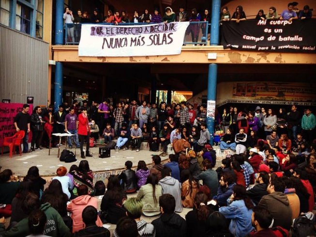 Massive Versammlung an der Geschichtsfakultät der U. de Chile