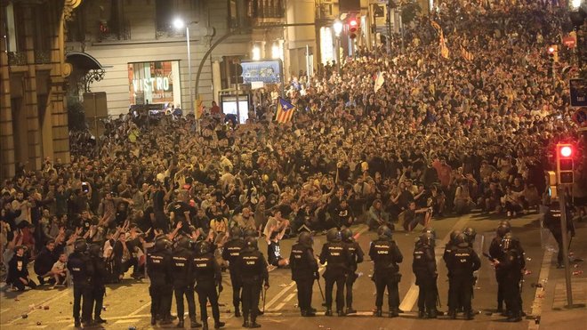 Die katalanischen Massen gehen gegen das Urteil auf die Straße