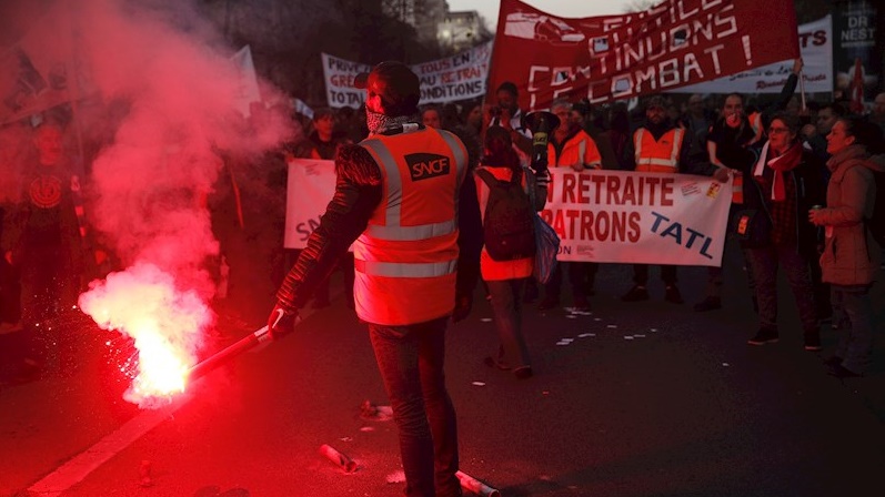 Frankreich: Streikende besetzen den Sitz des Gewerkschafts­bundes CFDT: 
