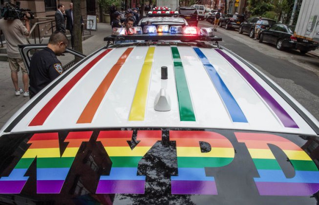 Regenbögen auf ihren Autos, aber Blut an ihren Händen: Keine Bullen bei der Pride