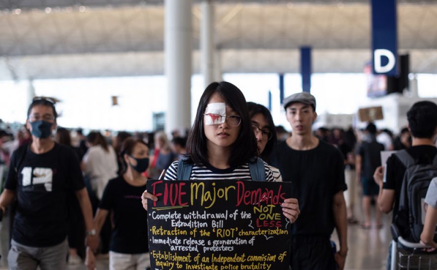 Hongkong: Flughafen besetzt, Generalstreik, Millionen auf der Straße. Peking droht mit Massaker