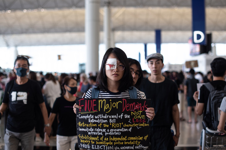 Hongkong: Flughafen besetzt, Generalstreik, Millionen auf der Straße. Peking droht mit Massaker