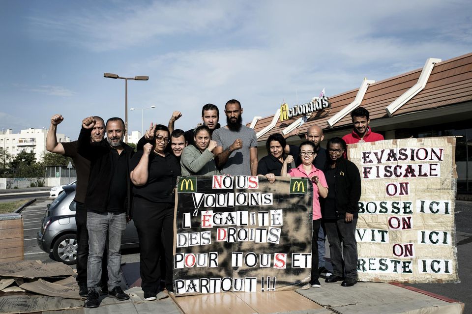 McDonald’s-Filiale besetzt: Arbeiter*innen verteilen Lebensmittelpakete an Leidtragende der Krise
