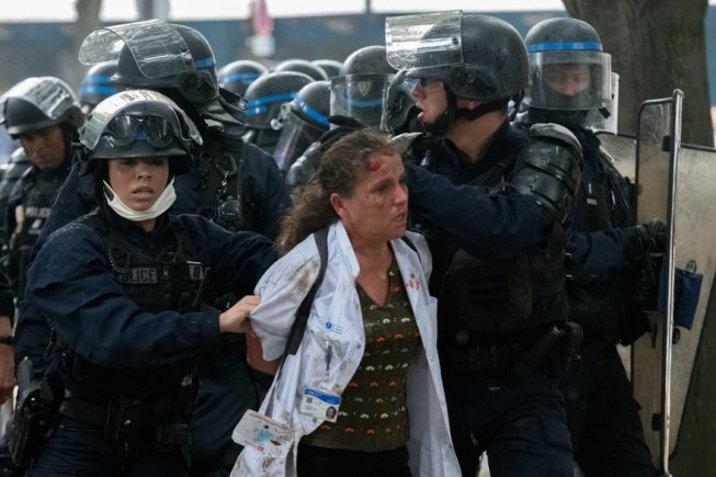 Krankenpflegerin Farida: Erst „Heldin“, dann von der Polizei verprügelt - Solidarität mit Kolleg*innen in Frankreich