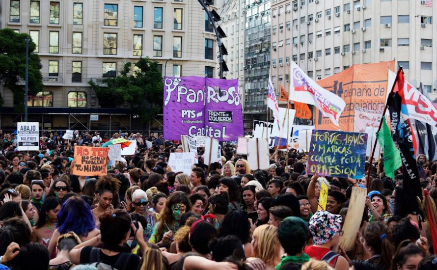 “Tetazo“-Frauenprotest in Argentinien: Nippel gehen die Polizei nichts an!