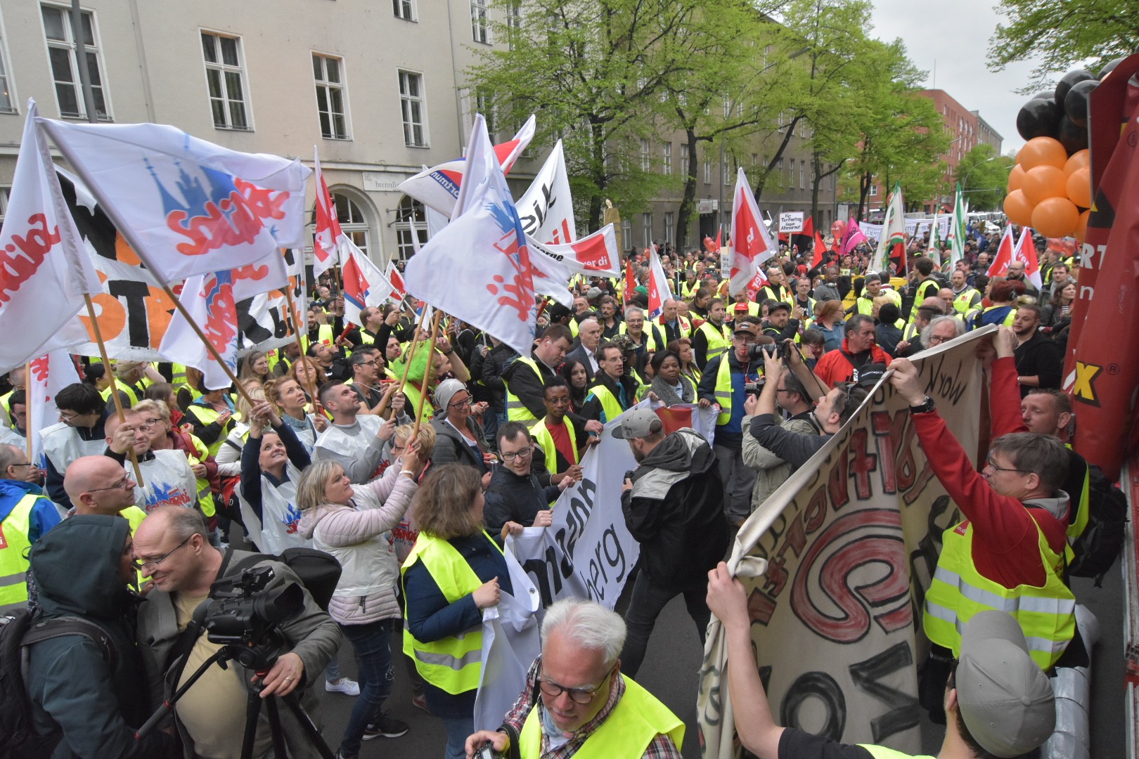 Jeff Bezos bekommt in Berlin einen Preis – und hunderte Amazon-Arbeiter*innen protestieren