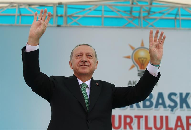 Erdogan fordert die Türk*innen auf, Lira zu kaufen