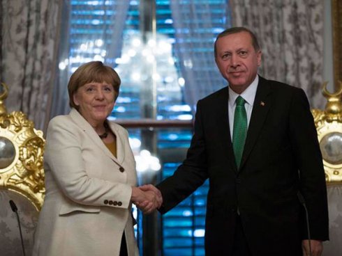 Merkel verhandelt mit dem mörderischen Regime von Erdogan