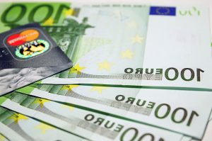 Euroscheine + Kreditkarte aufgefächert von oben