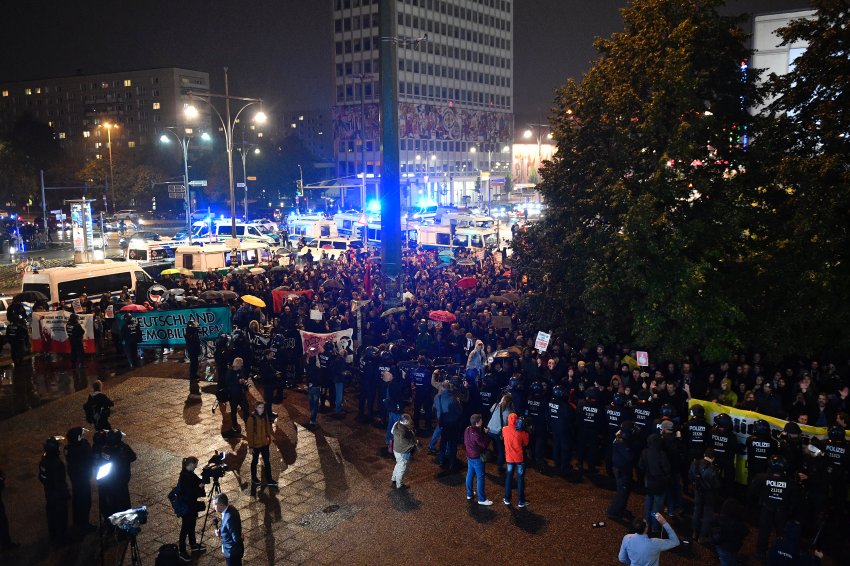 Berlin: Tausend Menschen protestieren nach der Wahl gegen die AfD [mit Video]