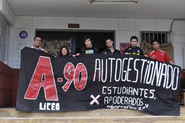 Solidarität mit der Schule A-90 in Santiago!