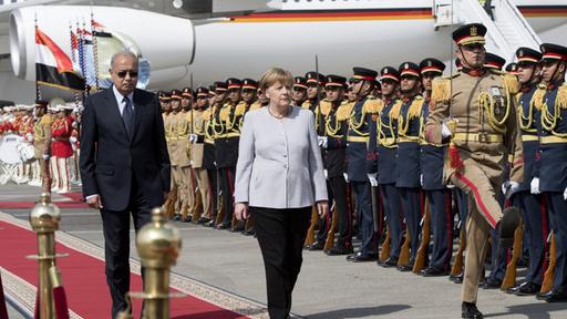 Merkel rekrutiert den ägyptischen Diktator, um Geflüchtete aufzuhalten
