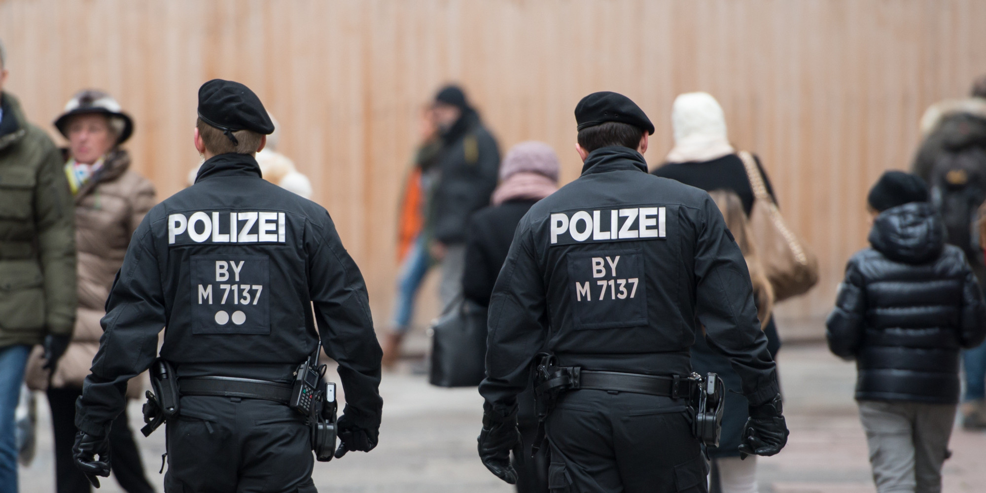 Razzia in München: USK stürmt Wohnung wegen YPG-Fahne auf Facebook-Profil
