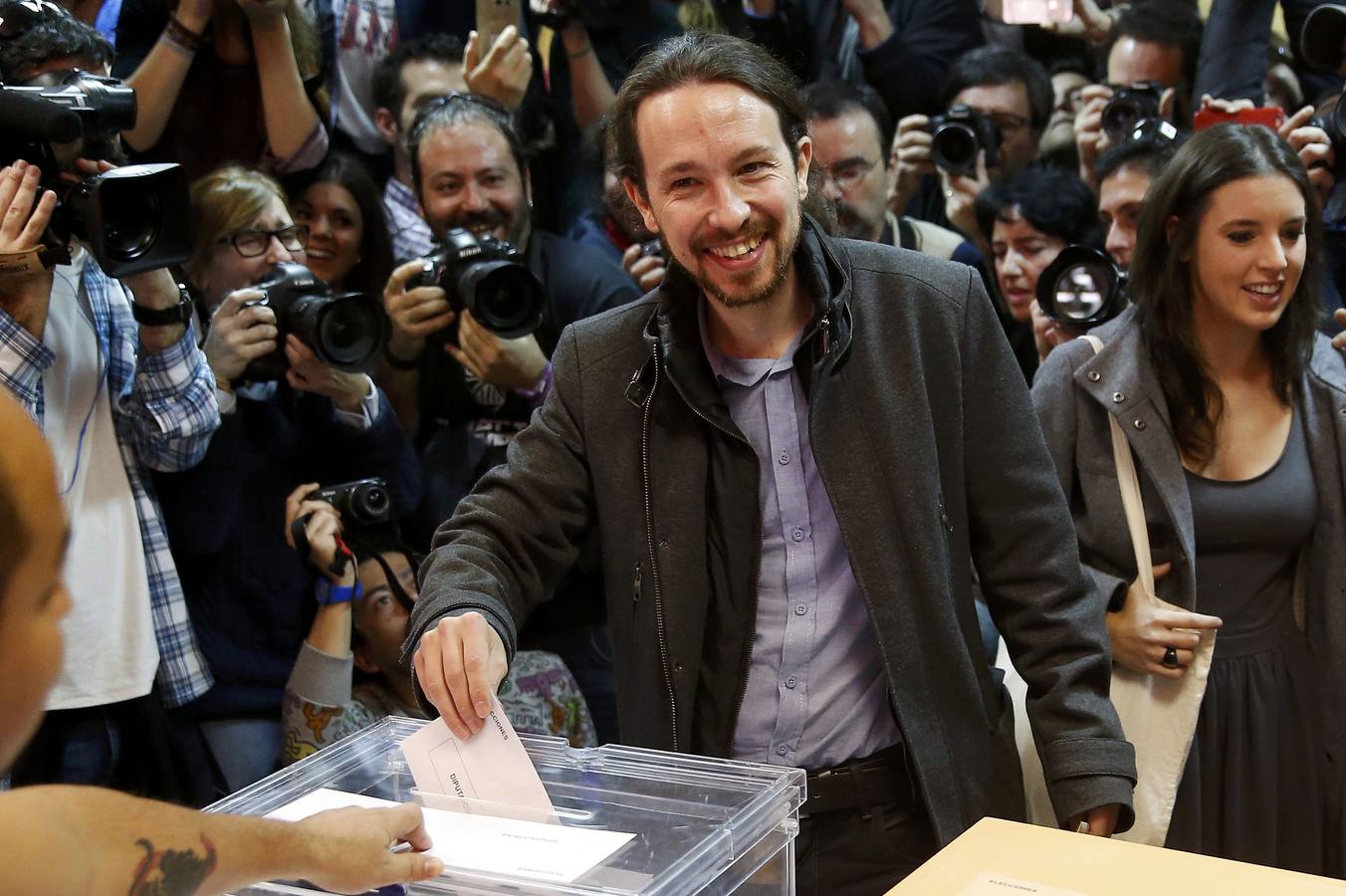 Spanien: Niedergang des Zweiparteiensystems und Erfolg von Podemos
