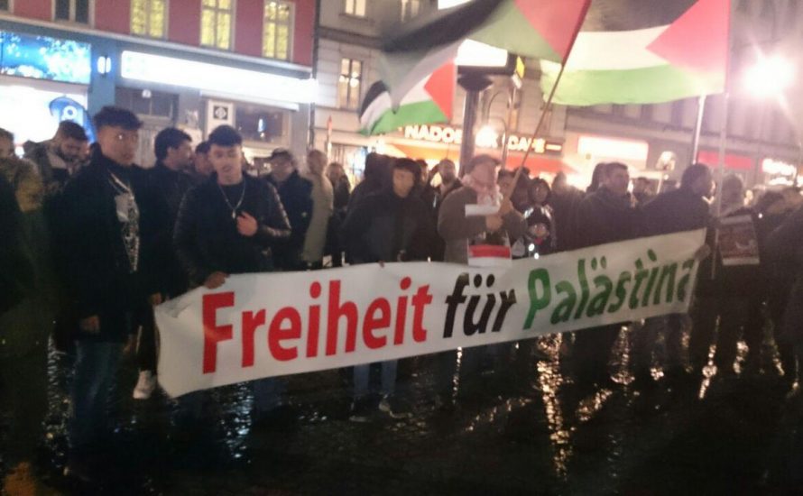 300 Menschen zeigen in Berlin ihre Solidarität mit Palästina