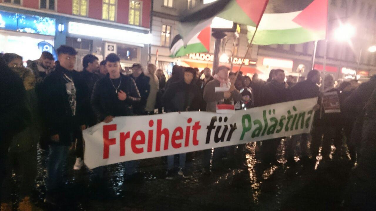 300 Menschen zeigen in Berlin ihre Solidarität mit Palästina