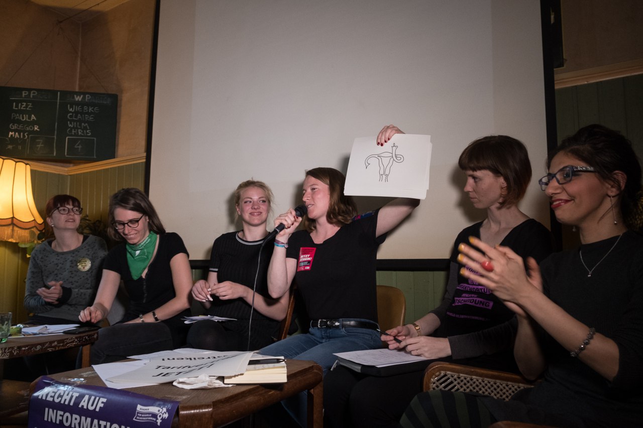 150 Menschen diskutieren in Berlin über Abtreibung und Streiks