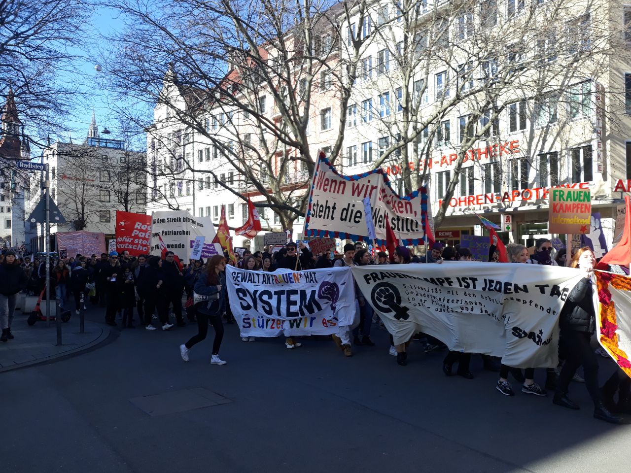 München: Am 8. März auf der Straße für mehr Personal, gegen Rassismus und Outsourcing