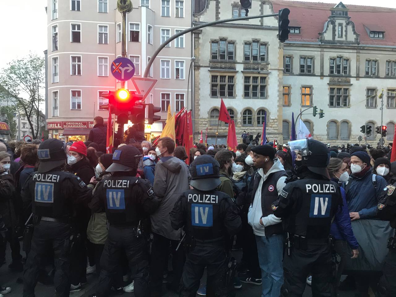 20.000 bei Revolutionärem 1. Mai in Berlin – RRG-Polizei löst Demo gewaltsam auf