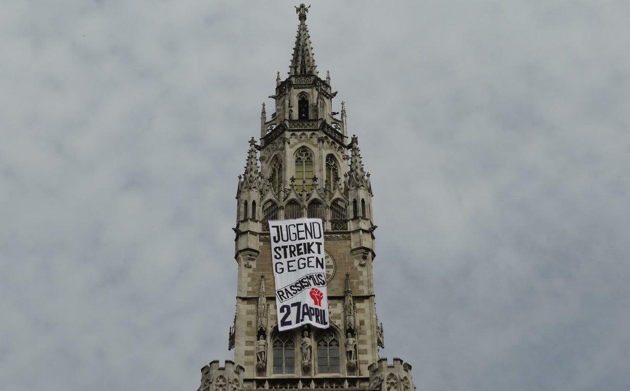 Banner auf dem Rathausturm - Jugendliche protestieren gegen Rassismus