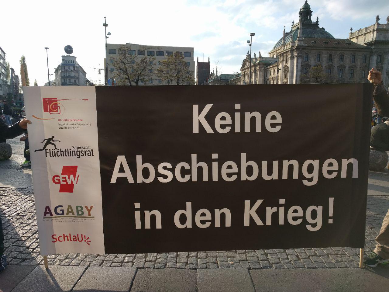 Jede Woche ein Münchner Platz: Gegen Afghanistan-Abschiebungen, für Ausbildungen [mit Videos]
