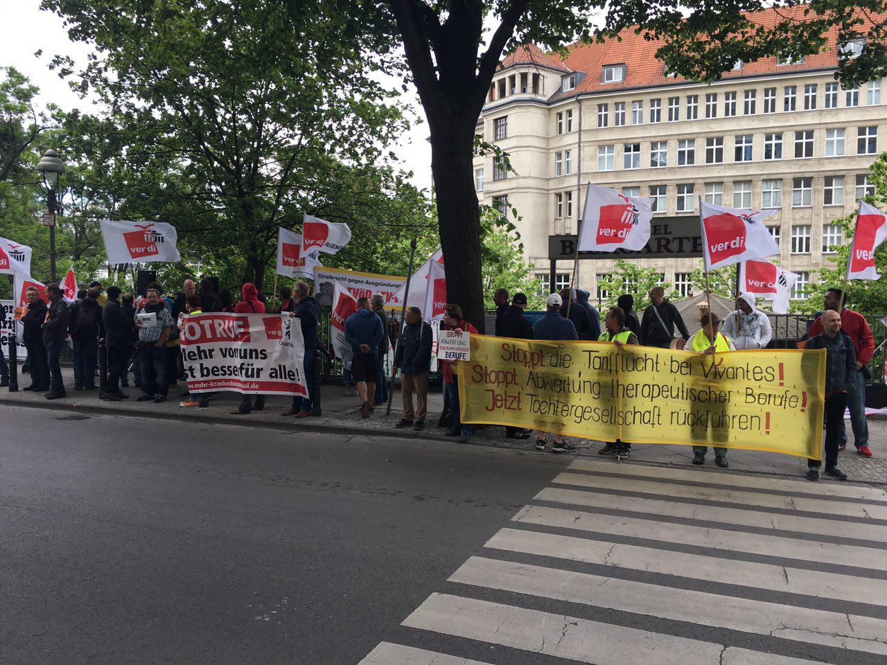 Arbeiter*innen protestieren vor dem Parteitag der Berliner SPD [mit Videos]