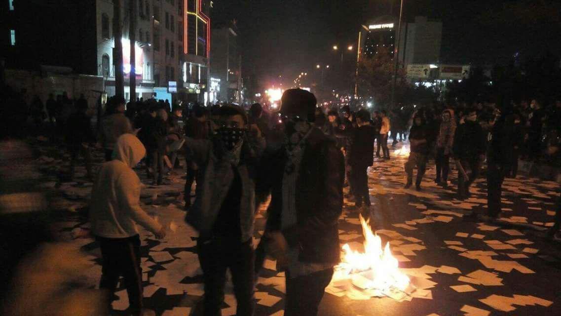 Massenproteste im Iran: Justizministerium brennt, Regime erschüttert